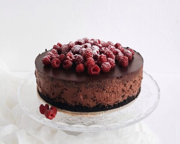 cokoladna torta s malinama