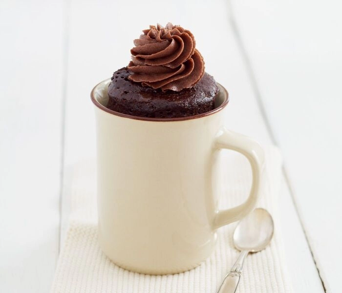 brzi mug cake s cokoladnim ganacheom