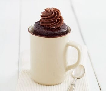 Brzi mug cake s čokoladnim ganacheom