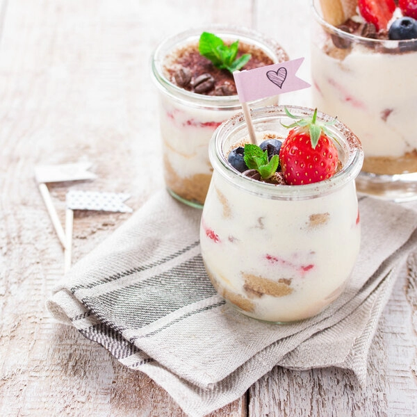 tiramisu s borovnicama i limunom