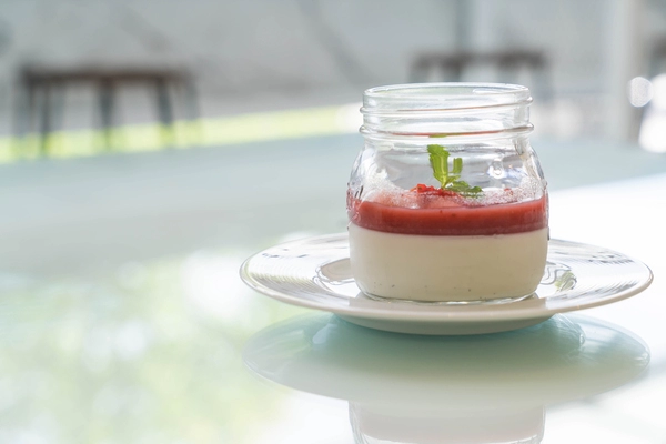 panna cotta s umakom od tresanja i dzumbira