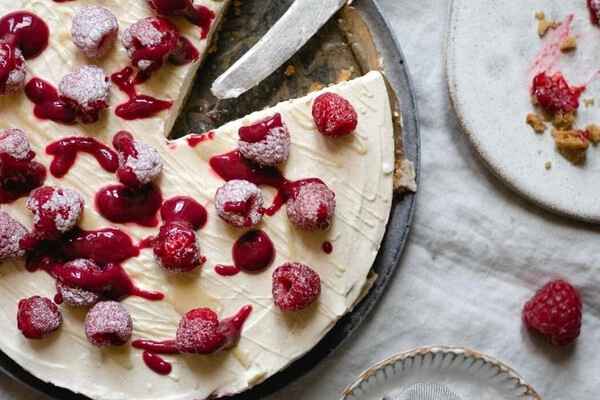 cheesecake s bam bijelom cokoladom i preljevom od maline