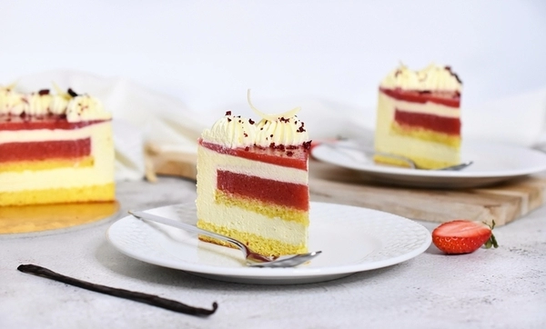 s kombinacijom vanilije i jagoda ne mozete pogrijesiti pred vama je recept za ukusnu i laganu tortu od vanilije koja se sastoji od dva sloja biskvita od vanilije izvrsne kreme od vanilije i sloja od slatke jagode 