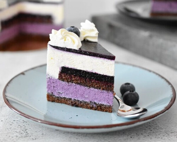 torta s bijelom cokoladom i borovnicama