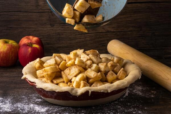 ove slatke zacinjene jabuke s cimetom odlicna su ideja i za dorucak i za desert posluzuju se uz zobene pahuljice palacinke sladoled ili kao samostalno jelo