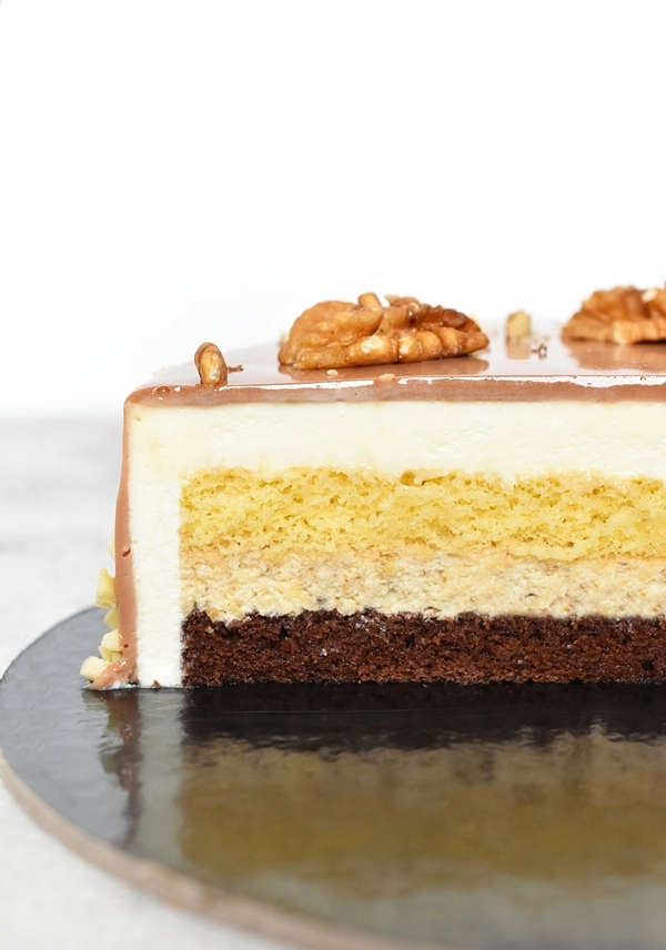 torta s okusom potratne potice jos je jedna tradicionalna slastica u modernom ruhu sastoji se od biskvita od kakaa i svijetlog biskvita moussea od oraha i kreme od skute 