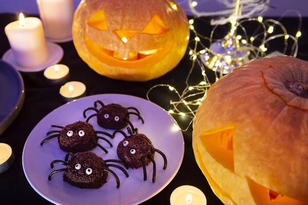 gusjenice i puzevi u obliku cokoladnih muffina