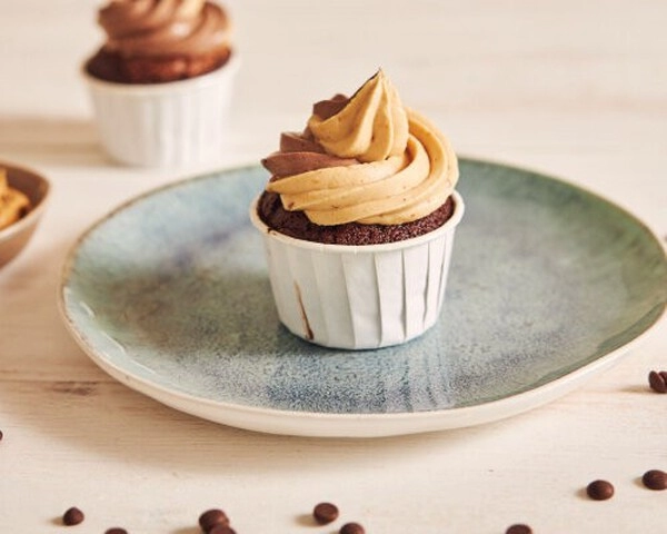 osnova muffina s maslacem od kikirikija i marmeladom prozracni je biskvit od vanilije 