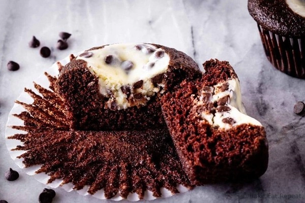 recept: cokoladni cupcakes s cheesecake punjenjem
