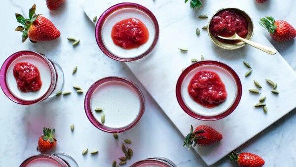 panna cotta s bam preljevom od jagoda