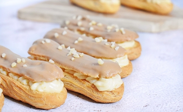 eclair s vanilin kremom i karamelom