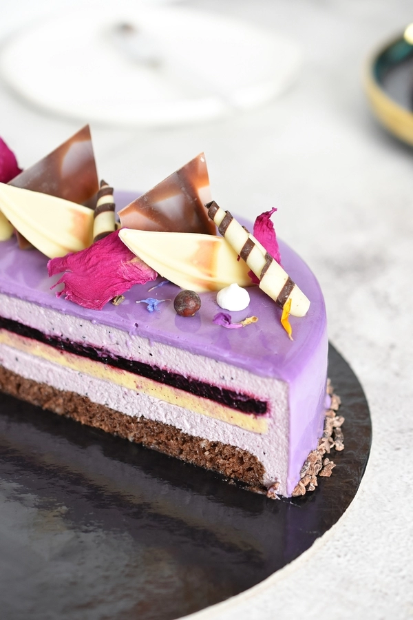 kombinacijom borovnica i vanilije necete pogrijesiti torta se sastoji od biskvita od kakaa kreme od vanilije zelea od borovnica i prozracne kreme od borovnica u kojoj se krije bam preljev od borovnice bogatog vocnog okusa i odlicne teksture – savrsen 