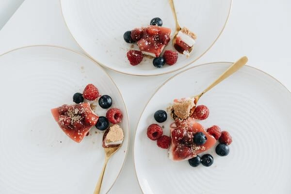jednostavne cheesecake kocke bez pecenja posluzit ce neodoljivo kremasti okus koji je obogacen svjezim okusom jagode kako bi priprema bila zaista laka pripremamo ih bez pecenja