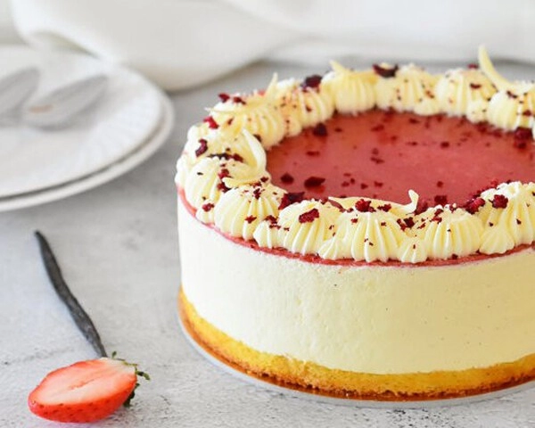 torta s vanilijom i jagodama