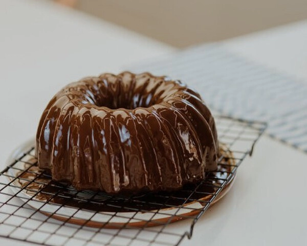 cokoladna torta s kremom od cokolade i vrhnja