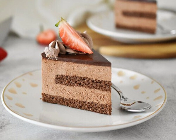 socna cokoladna torta s jagodama