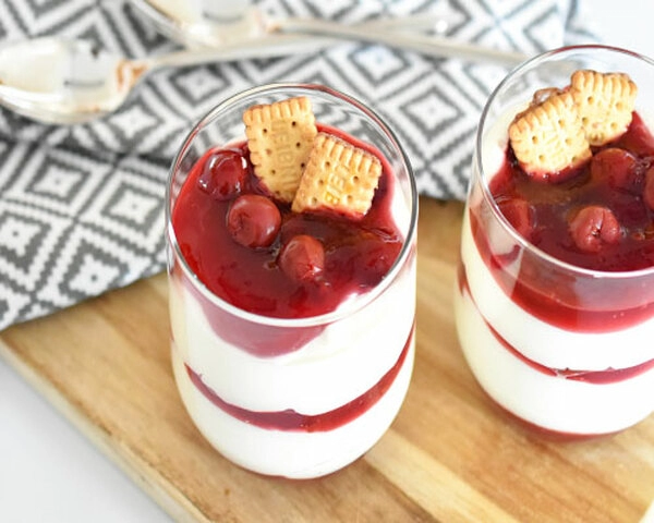 bijeli mousse s visnjama u casi