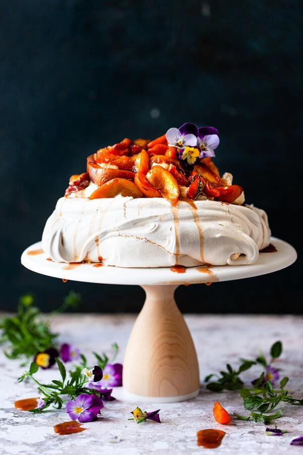 torta pavlova nazvana po slavnoj ruskoj balerini ani pavlovoj u osnovi je velika beze kora prelivena tucenim vrhnjem i vocem