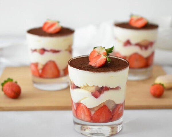 tiramisu s bijelom cokoladom i jagodama