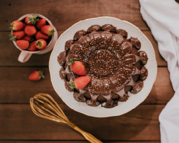 cokoladna torta s jagodama