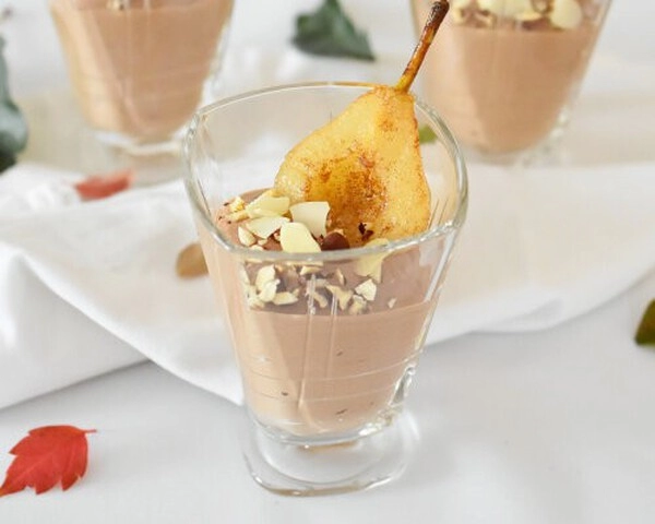 cokoladni mousse s kruskom u casi