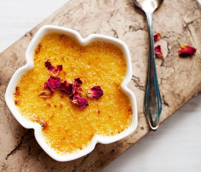 creme brulée s bam mango preljevom