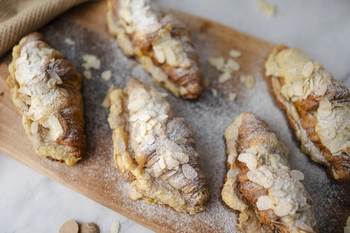 Kroasani s bademima i BAM nougat čokoladom (dvaput pečeni)