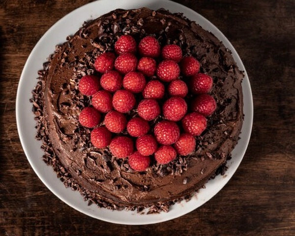 cokoladna torta s malinama