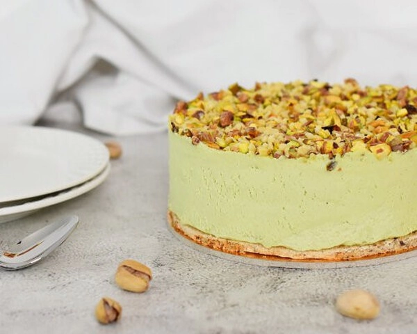 torta s bijelom cokoladom malinama i pistacijama